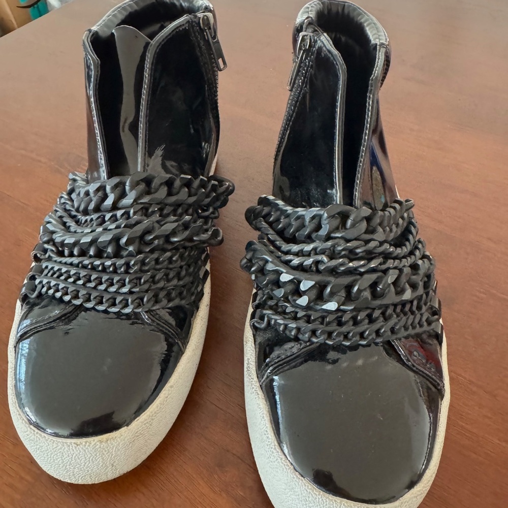 Kendall & Kylie black patent leather shoes with multiple chains - size 8
